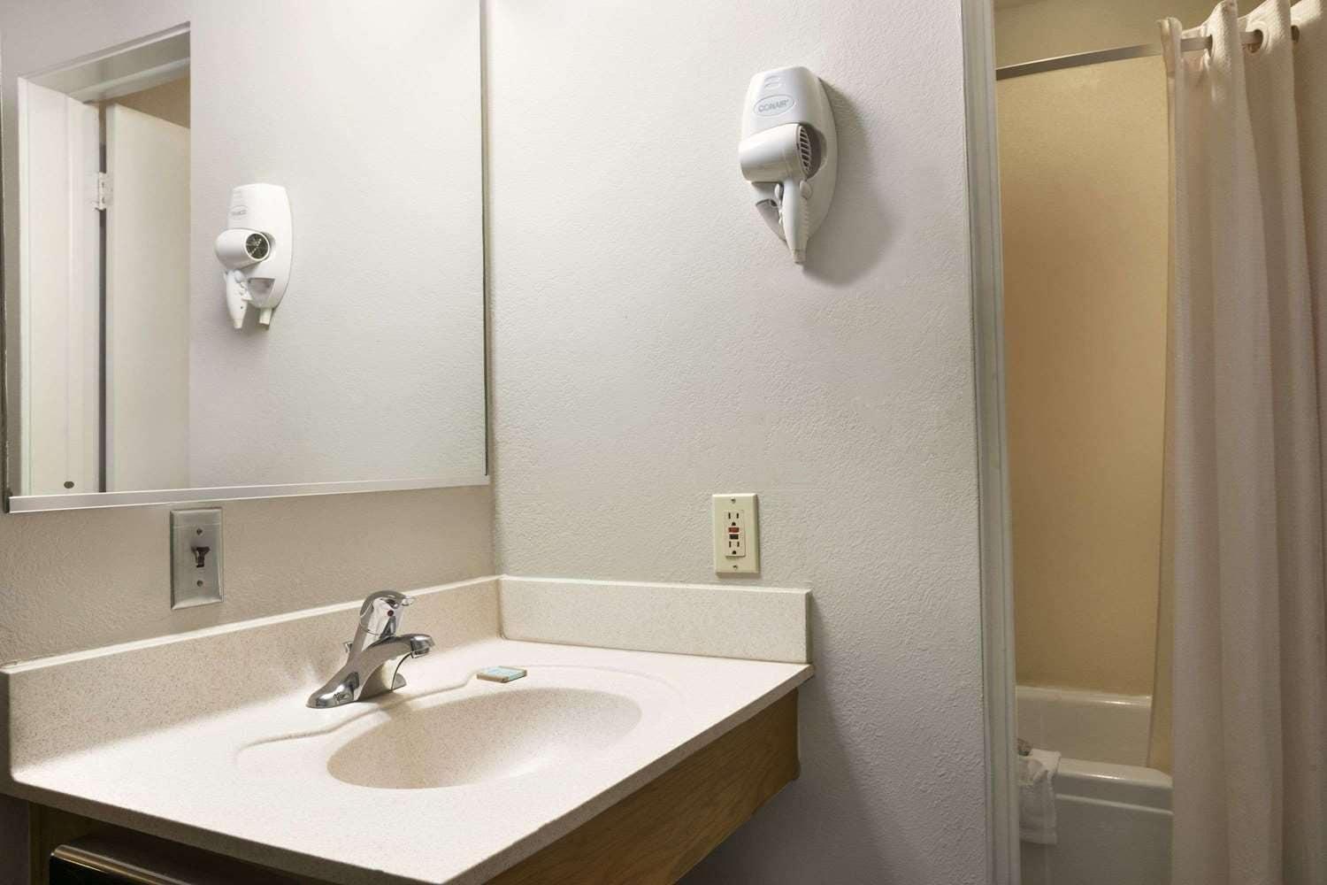 Travelodge By Wyndham Romulus Detroit Airport Экстерьер фото
