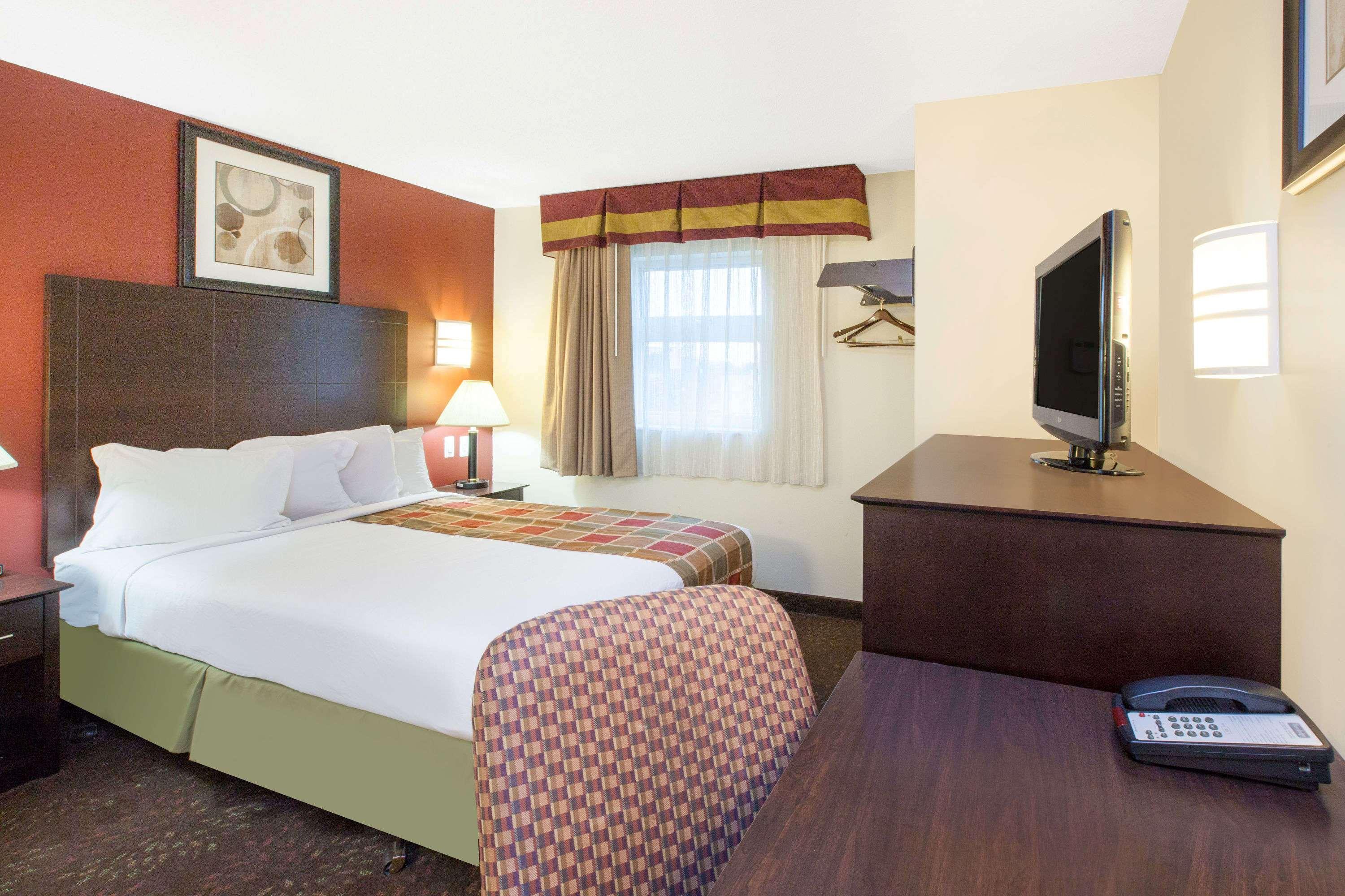 Travelodge By Wyndham Romulus Detroit Airport Экстерьер фото